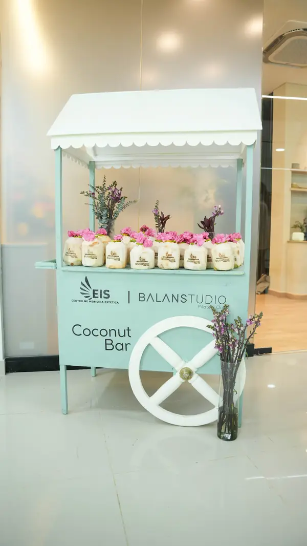 Carrito de coconut bar decorado en el lanzamiento de Balans Studio