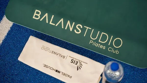 Mat verde de Balanstudio Pilates Club preparado para el evento de padel y brunch